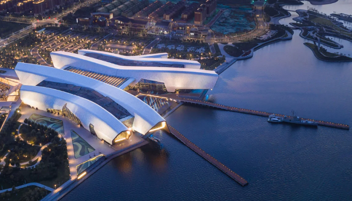 В Китае открылся первый морской музей, часть которого «уходит» в залив на 42 метра - Архитектура и интерьер