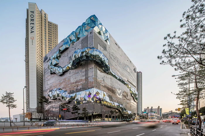 Архитекторы «обернули» южнокорейский универмаг в сверкающую стеклянную дорожку - Архитектура и интерьер
