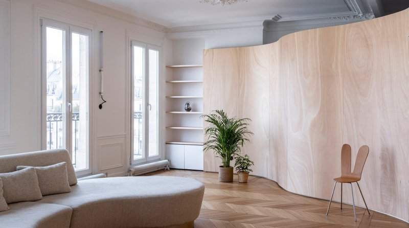 Ширма из фанеры в парижской квартире с лепниной — проект Toledano+Architects - «Интерьер»