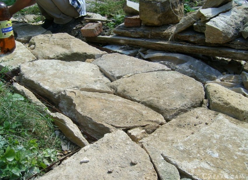 Дорожка из рваного камня, оставшегося после стройки - «Стройка и ремонт»