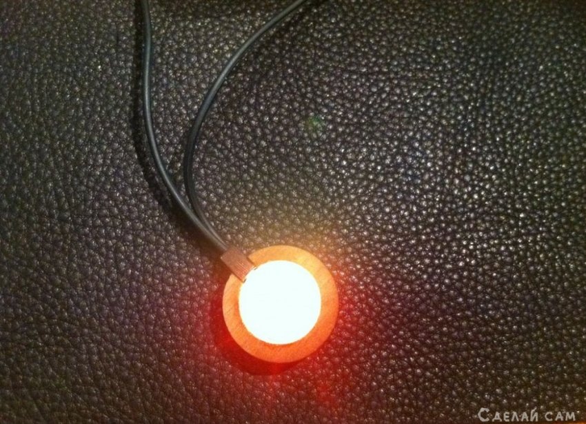 Светщийся-кулон на груди из наушников - «Электричество»