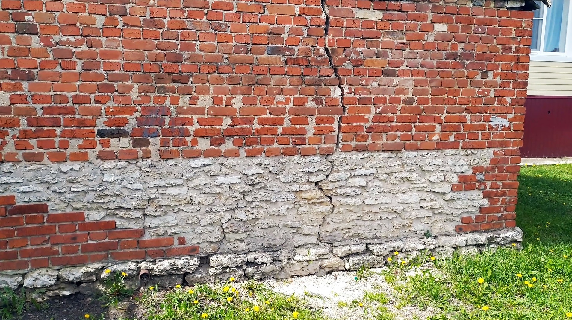 Недорогой способ ремонта треснувшей стены с усилением фундамента - «Сделай сам»