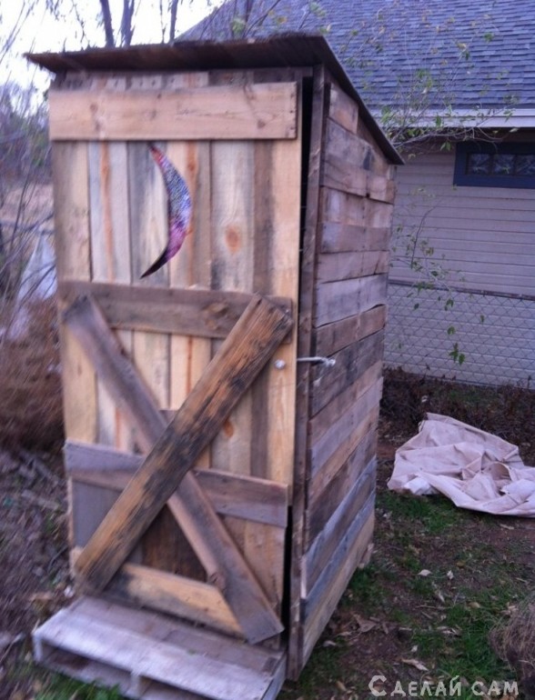 Туалет на дачу из деревянных поддонов - «Сделай сам из дерева»