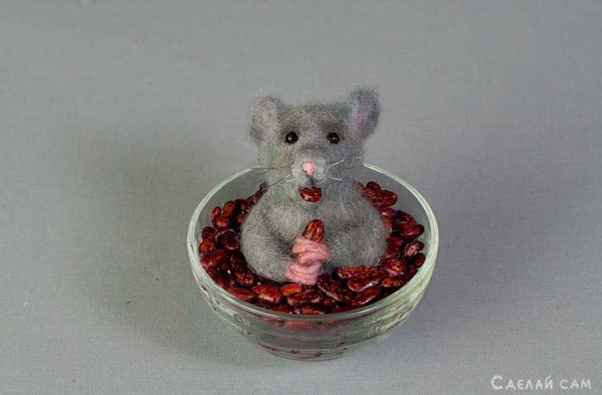 Валяная игрушка мышонок с фасолью - «Сувениры и подарки»