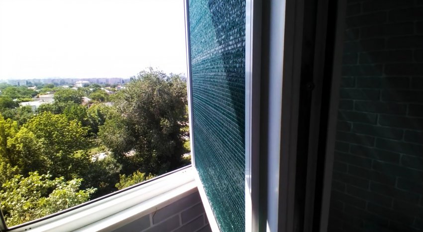 Как защитить балкон или комнату от прямых солнечных лучей в летний зной с помощью москитной сетки - «Сделай сам»