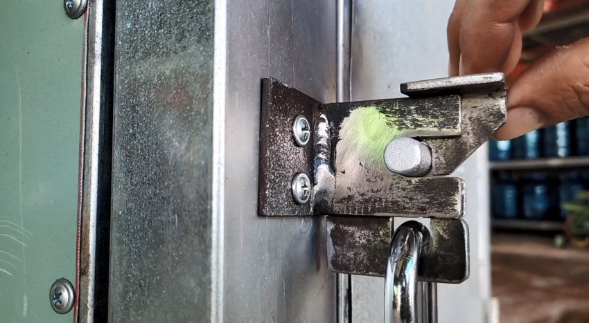 Как сделать самоблокирующую дверную защелку из остатков листового металла - «Сделай сам»