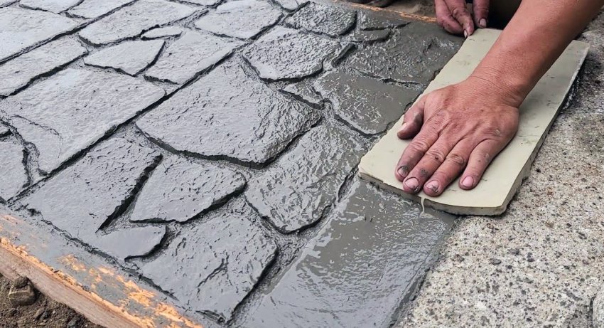 Как залить бетонную садовую дорожку с имитацией камня - «Сделай сам»