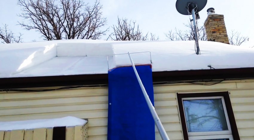Как сделать инструмент для быстрой уборки снега с крыши, без подъема на кровлю - «Сделай сам»