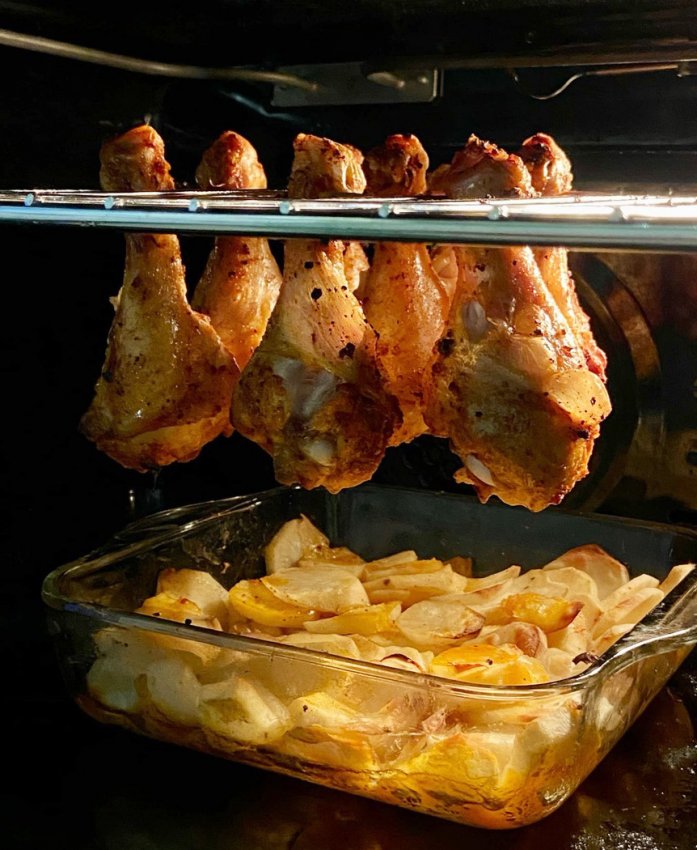 Куриные ножки на решетке в духовке с картошкой - необычный способ приготовления, вкуснейший результат - «Сделай сам»