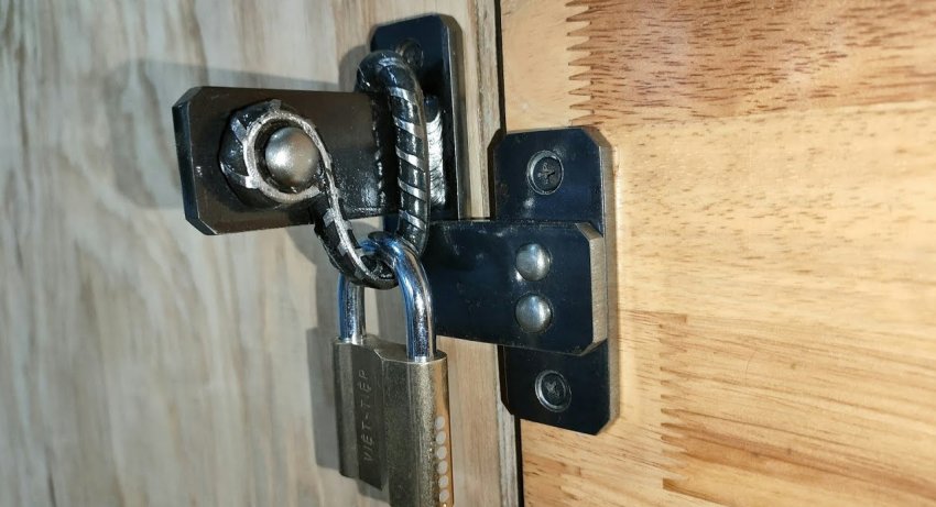 Автоматическая дверная защелка из арматуры - «Сделай сам»